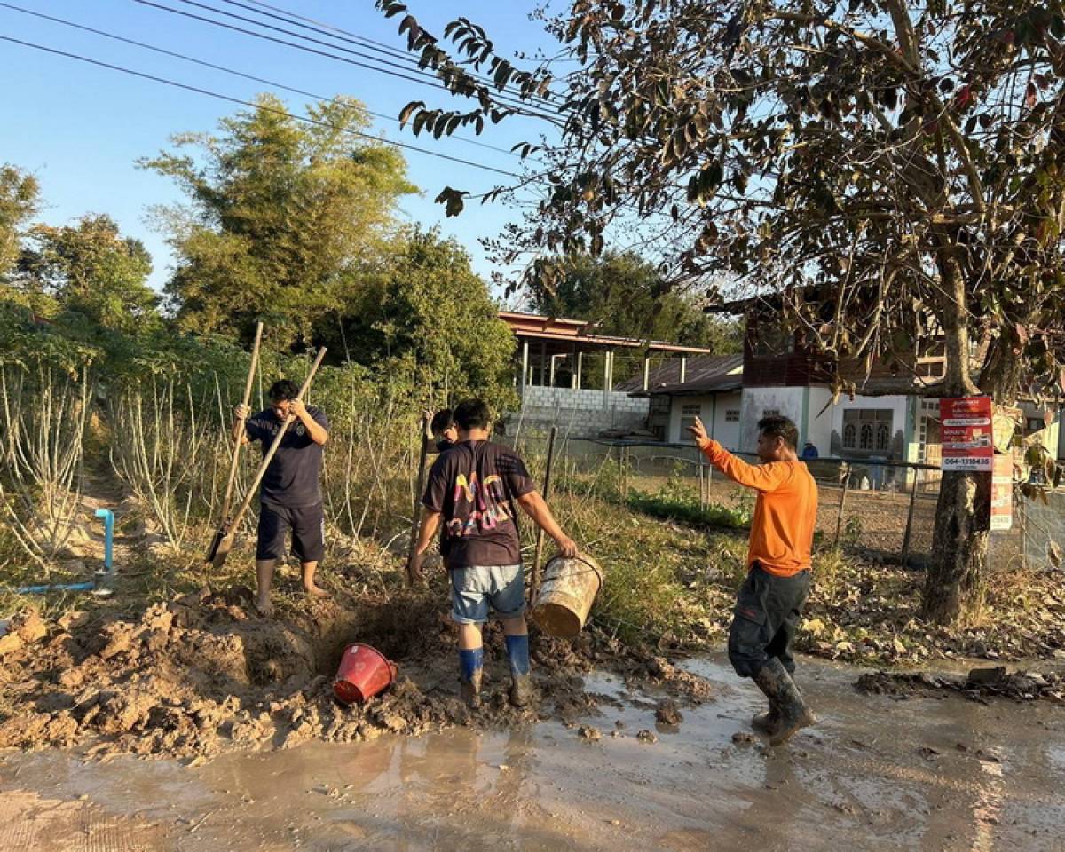 แก้ไขปัญหาท่อน้ำประปาแตกในพื้นที่ บ้านกุดจับ หมู่ 4